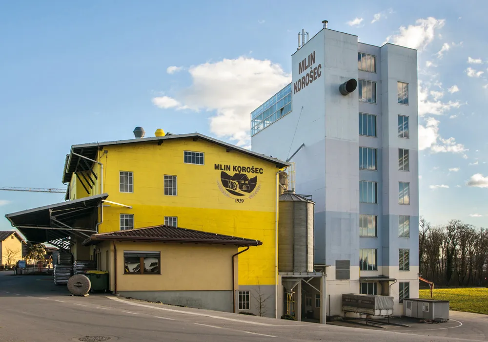 Mlin Korošec danes: rumena stavba mlina z visokim silosnim stolpom